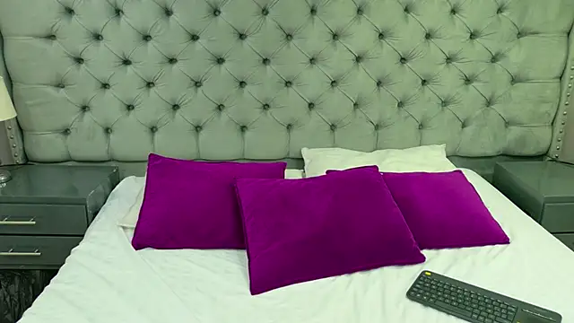 SamantaG online show from 10-29-25, 01:46