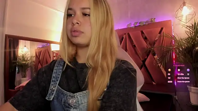 Snapshot of Haelycute chatting on 01-28-25, 11:17 Haelycute online show from 01-28-25, 11:17