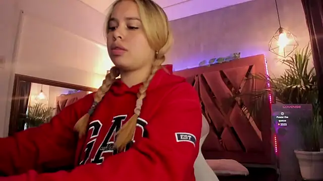 Snapshot of Haelycute chatting on 02-01-25, 11:21 Haelycute online show from 02-01-25, 11:21