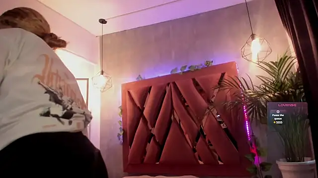 Snapshot of Haelycute chatting on 02-06-25, 11:43 Haelycute online show from 02-06-25, 11:43