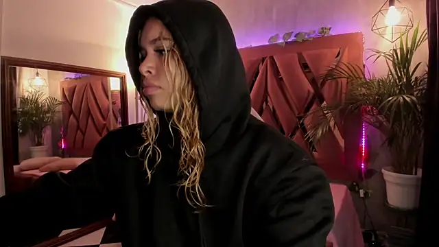 Snapshot of Haelycute chatting on 02-11-25, 11:21 Haelycute online show from 02-11-25, 11:21