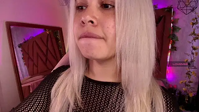 Snapshot of Haelycute chatting on 09-10-25, 11:54 Haelycute online show from 09-10-25, 11:54