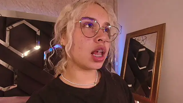 Snapshot of Haelycute chatting on 10-06-25, 12:52 Haelycute online show from 10-06-25, 12:52