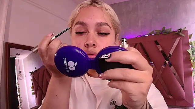 Snapshot of Haelycute chatting on 10-06-25, 12:57 Haelycute online show from 10-06-25, 12:57