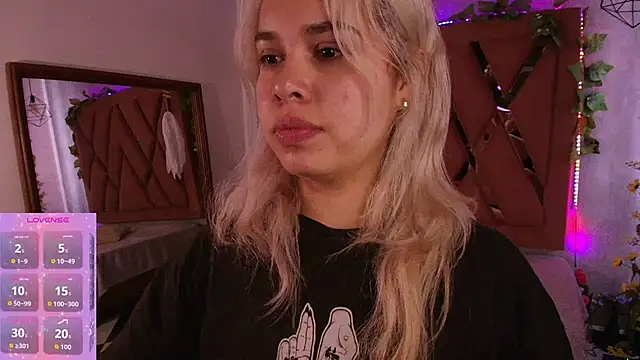 Snapshot of Haelycute chatting on 10-25-25, 12:02 Haelycute online show from 10-25-25, 12:02