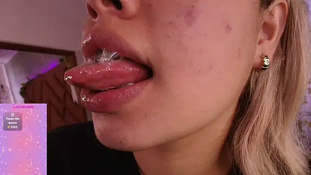 Snapshot of Haelycute chatting on 10-26-25, 12:00 Haelycute online show from 10-26-25, 12:00