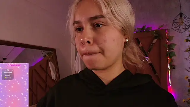 Snapshot of Haelycute chatting on 10-29-25, 11:34 Haelycute online show from 10-29-25, 11:34