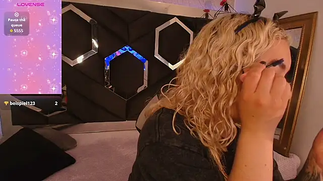 Snapshot of Haelycute chatting on 11-02-25, 09:28 Haelycute online show from 11-02-25, 09:28