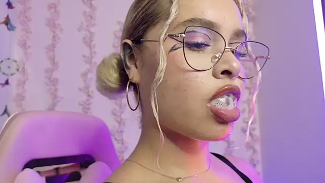 Haelycute online show from 03-07-26, 02:08