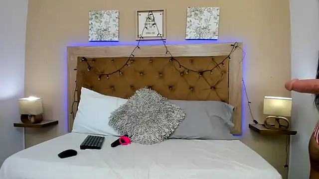 Snapshot of CristalLoren chatting on 12-17-25, 06:25 CristalLoren online show from 12-17-25, 06:25