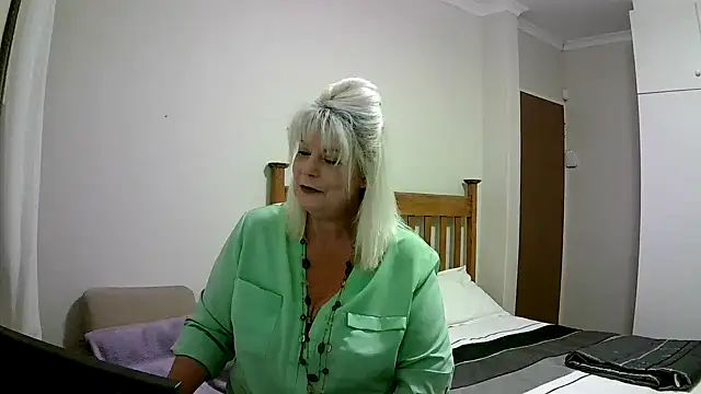 Miahotmilf online show from 01-01-25, 07:43