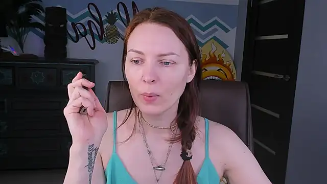 Snapshot of VandaRossi chatting on 02-19-25, 05:49 VandaRossi online show from 02-19-25, 05:49