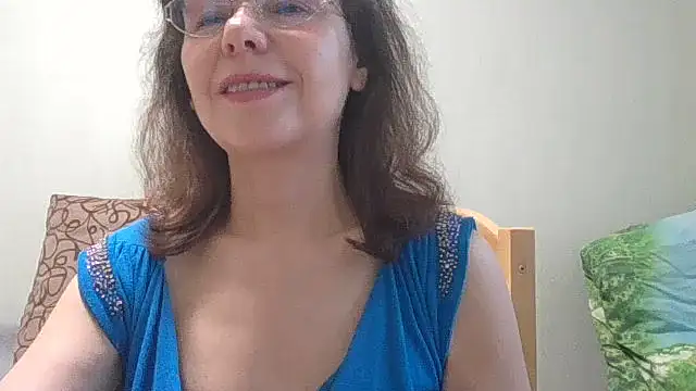 Snapshot of HollyJewel chatting on 06-17-26, 04:19 HollyJewel online show from 06-17-26, 04:19