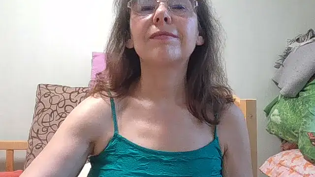 Snapshot of HollyJewel chatting on 07-15-26, 04:23 HollyJewel online show from 07-15-26, 04:23