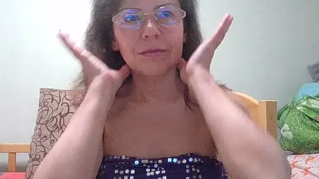 Snapshot of HollyJewel chatting on 07-24-26, 05:33 HollyJewel online show from 07-24-26, 05:33
