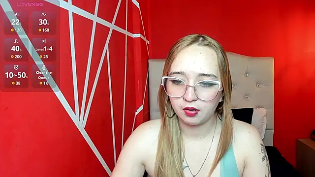 Snapshot of Liaroberts1 chatting on 12-19-24, 03:19 Liaroberts1 online show from 12-19-24, 03:19
