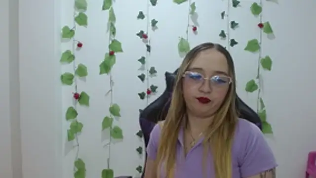 Snapshot of Liaroberts1 chatting on 05-07-26, 03:34 Liaroberts1 online show from 05-07-26, 03:34