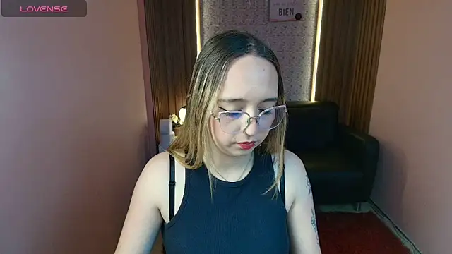 Snapshot of Liaroberts1 chatting on 06-09-26, 01:45 Liaroberts1 online show from 06-09-26, 01:45