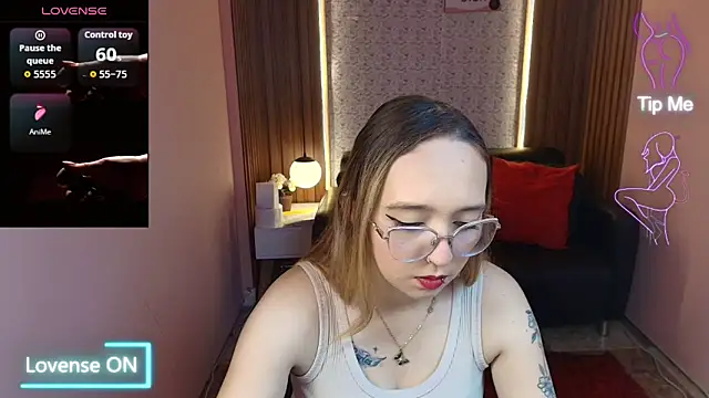 Snapshot of Liaroberts1 chatting on 06-12-26, 01:43 Liaroberts1 online show from 06-12-26, 01:43