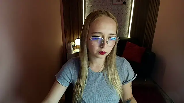 Snapshot of Liaroberts1 chatting on 06-17-26, 01:45 Liaroberts1 online show from 06-17-26, 01:45