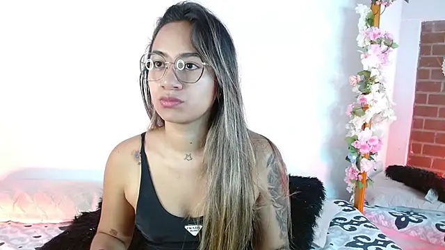 Snapshot of Jules_n_Gia chatting on 12-19-24, 04:35 Jules n Gia online show from 12-19-24, 04:35