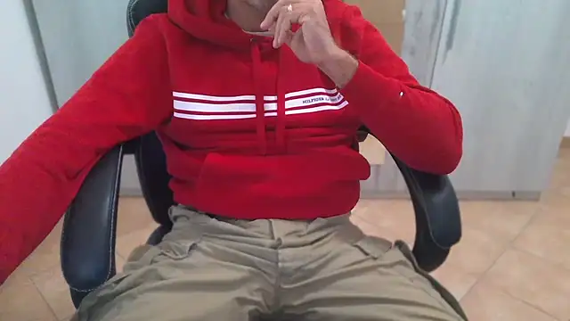 Snapshot of cocco1980xxxx chatting on 12-05-25, 10:57 cocco1980xxxx online show from 12-05-25, 10:57