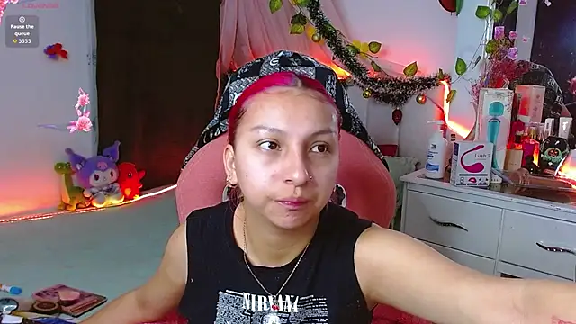 Snapshot of Littlerouse_ chatting on 12-20-25, 11:23 Littlerouse online show from 12-20-25, 11:23