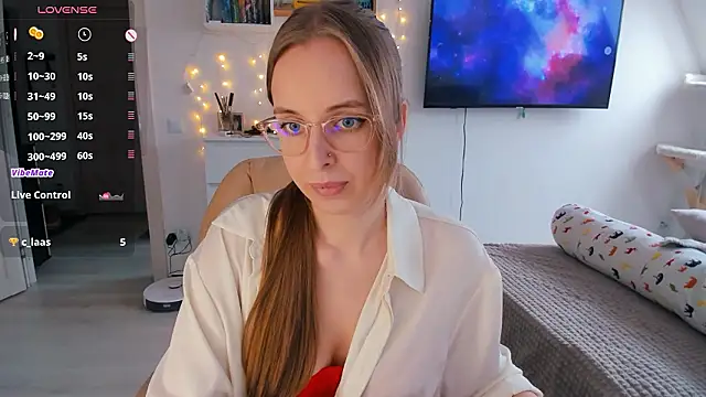 Snapshot of violet_blue_eyes chatting on 02-06-26, 11:24 violet blue eyes online show from 02-06-26, 11:24