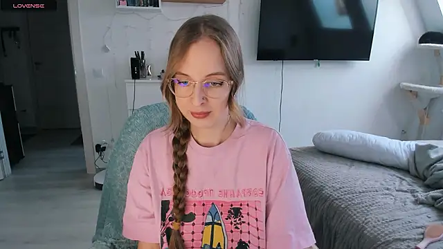 Snapshot of violet_blue_eyes chatting on 02-16-26, 12:56 violet blue eyes online show from 02-16-26, 12:56