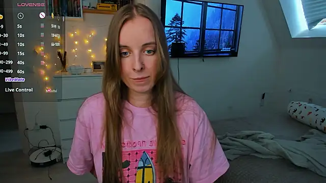 Snapshot of violet_blue_eyes chatting on 03-09-26, 12:53 violet blue eyes online show from 03-09-26, 12:53