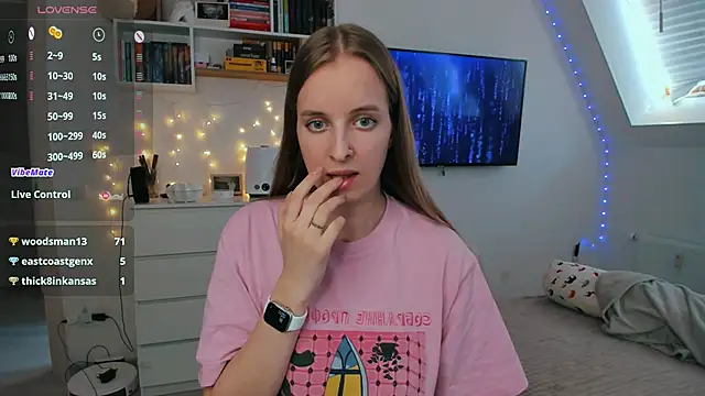 Snapshot of violet_blue_eyes chatting on 03-11-26, 12:55 violet blue eyes online show from 03-11-26, 12:55