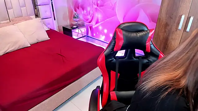 Snapshot of Yelena_mutiz chatting on 12-15-25, 01:37 Yelena mutiz online show from 12-15-25, 01:37