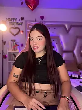 Snapshot of Chloee_Evans1 chatting on 02-20-25, 01:14 Chloee Evans1 online show from 02-20-25, 01:14