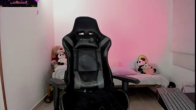 Biancastrongg online show from 10-30-25, 02:57