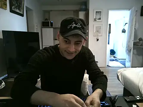 Snapshot of mihaimichael chatting on 04-06-26, 01:45 mihaimichael online show from 04-06-26, 01:45
