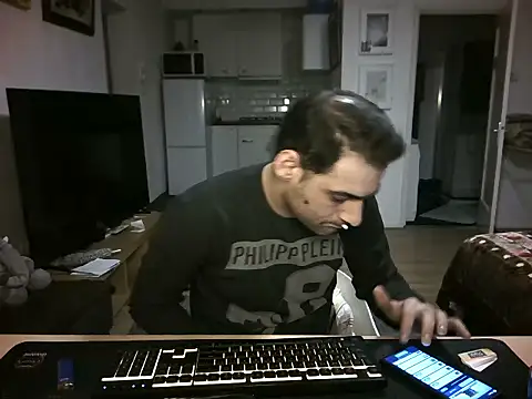 Snapshot of mihaimichael chatting on 04-11-26, 12:37 mihaimichael online show from 04-11-26, 12:37