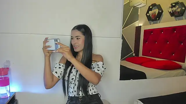 Snapshot of Karoll014 chatting on 06-25-26, 01:15 Karoll014 online show from 06-25-26, 01:15