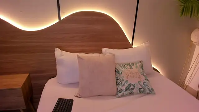 Snapshot of nicky_peyton chatting on 12-20-25, 02:40 nicky peyton online show from 12-20-25, 02:40