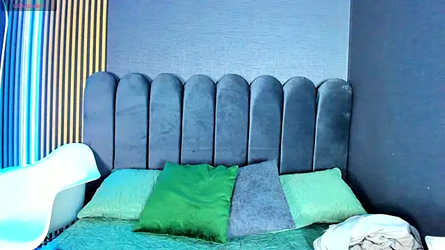 Nicolette ks  online show from 12-17-25, 04:40