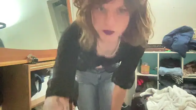 Snapshot of sum1betterthanmost chatting on 10-28-25, 10:56 sum1betterthanmost online show from 10-28-25, 10:56