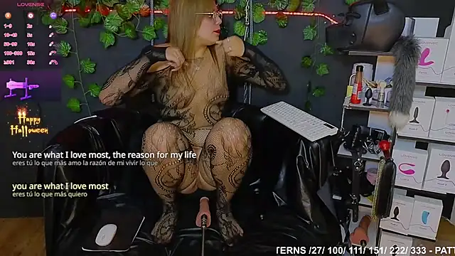 Snapshot of Sweett_Mollyy chatting on 10-23-25, 03:06 Sweett Mollyy online show from 10-23-25, 03:06