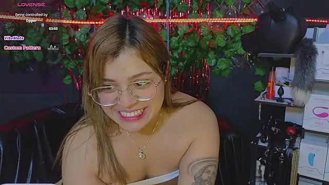 Snapshot of Sweett_Mollyy chatting on 11-23-25, 01:16 Sweett Mollyy online show from 11-23-25, 01:16