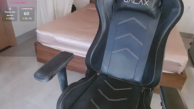 Lin SiYee online show from 03-10-25, 02:39