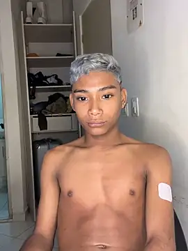 Snapshot of alejo_cute chatting on 12-20-24, 01:43 alejo cute online show from 12-20-24, 01:43