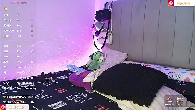 Snapshot of alejo_cute chatting on 12-23-24, 10:01 alejo cute online show from 12-23-24, 10:01