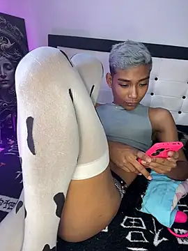 Snapshot of alejo_cute chatting on 01-06-25, 05:27 alejo cute online show from 01-06-25, 05:27