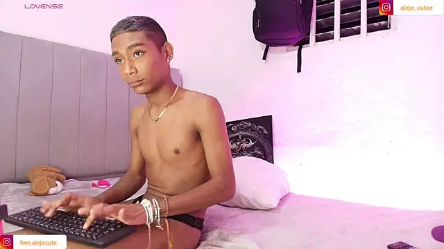 Snapshot of alejo_cute chatting on 02-06-25, 04:21 alejo cute online show from 02-06-25, 04:21