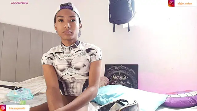 Snapshot of alejo_cute chatting on 02-15-25, 03:39 alejo cute online show from 02-15-25, 03:39