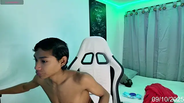 Snapshot of alejo_cute chatting on 10-09-25, 07:56 alejo cute online show from 10-09-25, 07:56