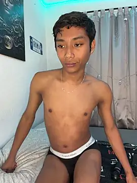 Snapshot of alejo_cute chatting on 05-24-26, 03:50 alejo cute online show from 05-24-26, 03:50